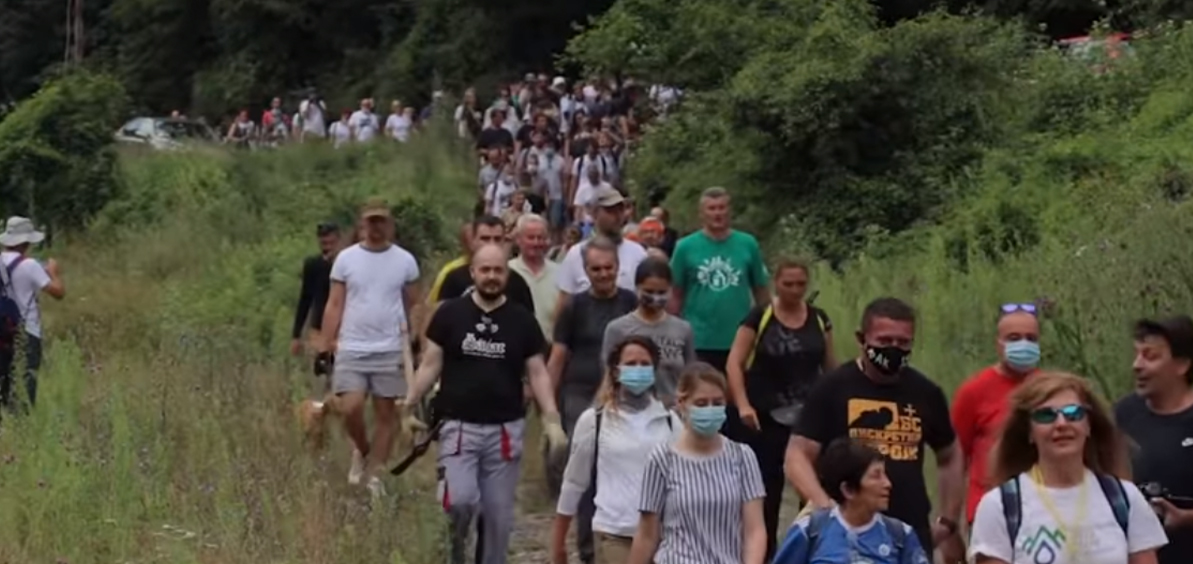 GLUMCI UZ NAROD: Seku nam šume, vode guraju u cevi, ostavljaju otrov iza sebe!